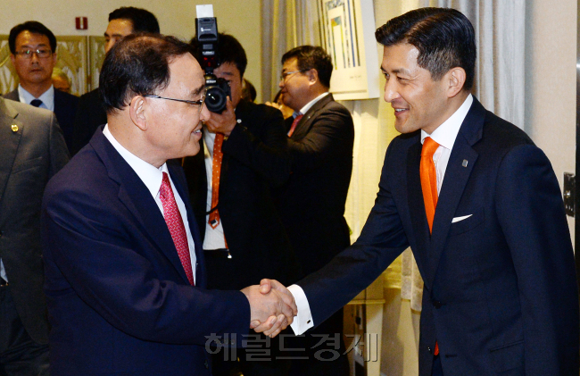 ① 정홍원(왼쪽) 국무총리가 (주)헤럴드 창사 60주년 기념식 행사장에 도착해 홍정욱 (주)헤럴드 회장과 인사를 나누고 있다.
② (주)헤럴드 창사 60주년 기념식에 참석한 주한 외교사절과 외국계 기업 대표들이 연사의 발표를 경청하고 있다.
③ (주)헤럴드 창사 60주년 기념식 참가자들이 블루스퀘어 채플룸에 마련된 헤럴드경제와 코리아헤럴드의 과거와 오늘을 보여주는 신문을 보며 환담을 나누고 있다.
④ (주)헤럴드 창사 60주년 기념식 참가자들이 블루스퀘어 채플룸에서 헤럴드의 유기농 음료인 저스트주스를 시음하고 있다.
⑤ 서울 용산구 한남동 블루스퀘어 외벽에 (주)헤럴드 창사 60주년 기념식과 특별강연, 디자인위크 행사를 알리는 현수막이 눈길을 끌고 있다. 디자인위크는 국내외 최정상의 디자이너가 참여하는 디자인포럼과 디자인마켓, 디자인토크 등 다채롭게 진행된다.
⑥ 헤럴드디자인위크 행사가 열리는 블루스퀘어 로비에 국내외 유명 작가들의 디자인 작품들이 전시돼 눈길을 끌고 있다.
⑦ 헤럴드디자인위크 기간 중 유망 디자이너들이 자신의 상품을 선보이는 디자인마켓 행사장. 디자인마켓은 패션의류에서부터 인테리어 소품, 팬시용품, 공예품, 에코푸드 제품까지 각 분야의 다양한 디자인 상품을 눈으로 보고 즐길 수 있는 축제의 장이다.
사진=안훈·김명섭 기자/rosedale@heraldcorp.com