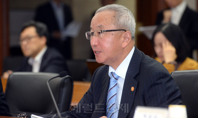 8일 오전 서울 여의도 수출입은행에서 열린 경제관계장관회의에서 현오석 기획재정부 장관 겸 부총리가 모두발언을 하고 있다./안훈기자 rosedale@ 2013.10.08
8일 오전 서울 여의도 수출입은행에서 열린 경제관계장관회의에서 현오석 기획재정부 장관 겸 부총리가 모두발언을 하고 있다./안훈기자 rosedale@ 2013.10.08