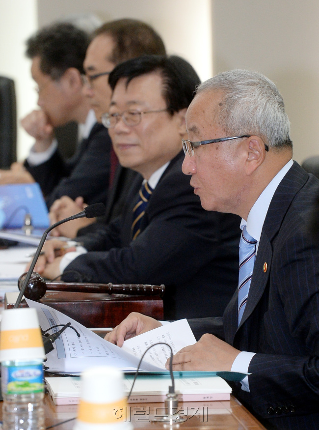 8일 오전 서울 여의도 수출입은행에서 열린 국가통계위원회에 참석한 현오석 기획재정부 장관 겸 부총리가 모두발언을 하고 있다./안훈기자 rosedale@ 2013.10.08
8일 오전 서울 여의도 수출입은행에서 열린 국가통계위원회에 참석한 현오석 기획재정부 장관 겸 부총리가 모두발언을 하고 있다./안훈기자 rosedale@ 2013.10.08
모두발언하는 玄부총리