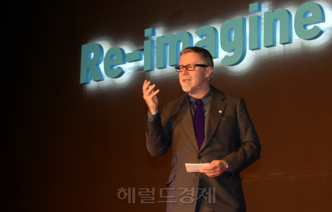 7일 오후 서울 한남동 블루스퀘어에서 열린 '헤럴드 60주년 특별 강연 및 헤럴드 디자인위크2013 개회식'이 열리는 가운데 팀브라운 IDEO 대표가 강연을 하고 있다 ./안훈기자 rosedale@ 2013.10.07
7일 오후 서울 한남동 블루스퀘어에서 열린 '헤럴드 60주년 특별 강연 및 헤럴드 디자인위크2013 개회식'이 열리는 가운데 팀브라운 IDEO 대표가 강연을 하고 있다 ./안훈기자 rosedale@ 2013.10.07