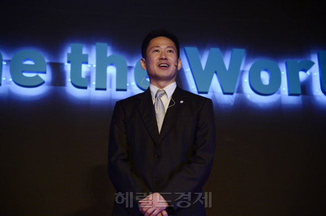 6일 한남동 블루스퀘어에서 '헤럴드60주년 특별강연 및 헤럴드디자인위크 2013'이 개최된 가운데 이돈태가 특별강연을 하고 있다. 박해묵 기자/mook@heraldcorp.com
6일 한남동 블루스퀘어에서 '헤럴드60주년 특별강연 및 헤럴드디자인위크 2013'이 개최된 가운데 이돈태가 특별강연을 하고 있다. 박해묵 기자/mook@heraldcorp.com