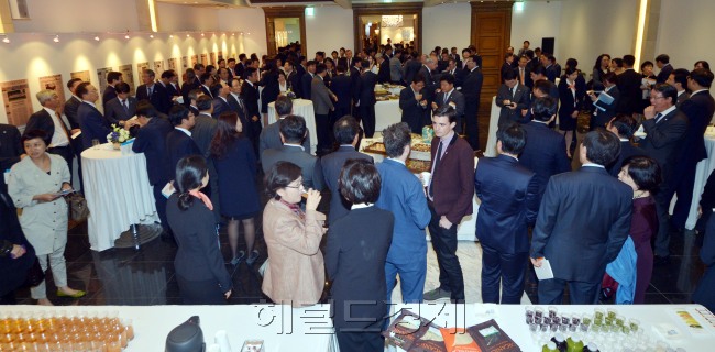 헤럴드60주년 특별 강연 및 헤럴드디자인위크3013 개회식이 7일 오후 서울 한남동 블루스퀘어 삼성전자홀에서 열려 참석자들이 리셉션장에서 다과를 즐기며 환담하고 있다.<br />김명섭 기자 msiron@heraldcorp.com
헤럴드60주년 특별 강연 및 헤럴드디자인위크3013 개회식이 7일 오후 서울 한남동 블루스퀘어 삼성전자홀에서 열려 참석자들이 리셉션장에서 다과를 즐기며 환담하고 있다.
김명섭 기자 msiron@heraldcorp.com
헤럴드60주년 특별 강연 및 헤럴드디자인위크3013 개회식이 7일 오후 서울 한남동 블루스퀘어 삼성전자홀에서 열려 참석자들이 리셉션장에서 다과를 즐기며 환담하고 있다.
김명섭 기자 msiron@heraldcorp.com