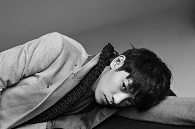정준영(가수)
슈퍼스타K4‘의 스타 정준영(24)에게 키와 몸무게를 물었다. 60㎏, 183㎝이라고 했다. 보통사람에게는 가능하지 않은 수치다. 먹어도 안 찐다고 했다. 그의 첫인상은 마치 인형 같은 느낌이다. 예쁘게 생긴 남자다.