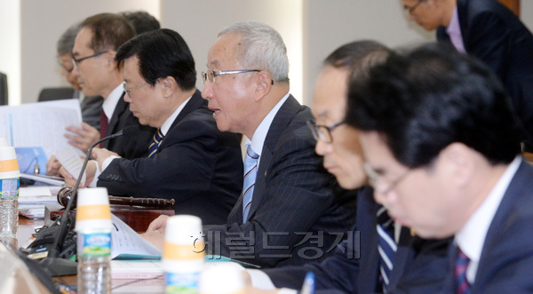 현오석(정무직공무원/기획재정부장관부총리)
8일 오전 서울 여의도 수출입은행에서 열린 국가통계위원회에 참석한 현오석 기획재정부 장관 겸 부총리가 모두발언을 하고 있다. 현오석 부총리 겸 기획재정부 장관은 모두발언에서 통계 공표의 투병성을 강화하고 고용, 물가, 소득 분야 통계에서 국민이 체감하는 수준과의 격차도 보완하겠다고 밝혔다.