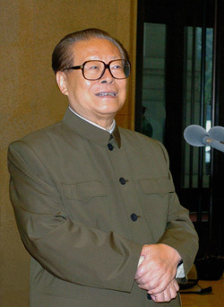 장쩌민(정치인/중국인민해방군상장)
중국 최대 정치스캔들인 보시라이(薄熙來) 사건의 불길이 저우융캉(周永康) 전 정법위 서기에서 장쩌민(江澤民·사진) 전 국가주석으로 번지고 있다.