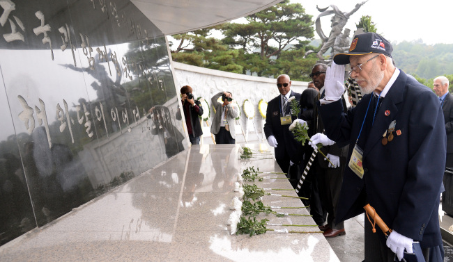 Korean War veterans from seven countries including Australia and Turkey visit the Seoul National Cemetery on Tuesday.   (Ahn Hoon/The Korea Herald)