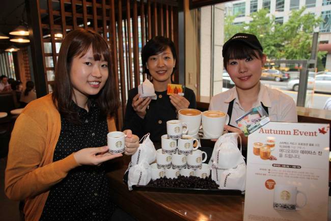 Starbucks Korea will give away free espresso cups to all customers who purchase promotional Autumn beverages worth 15,000 won or more with their Starbucks cards between Oct. 8 -17.   Starbucks Korea