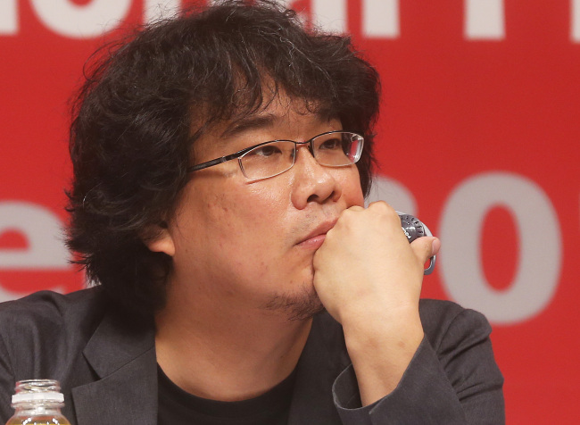 봉준호(영화감독)
Director Bong Joon-ho listens to a question at a press conference for the Busan International Film Festival gala presentation of “Snowpiercer” in Shinsegae Centum City, Busan, Monday.   Yonhap News