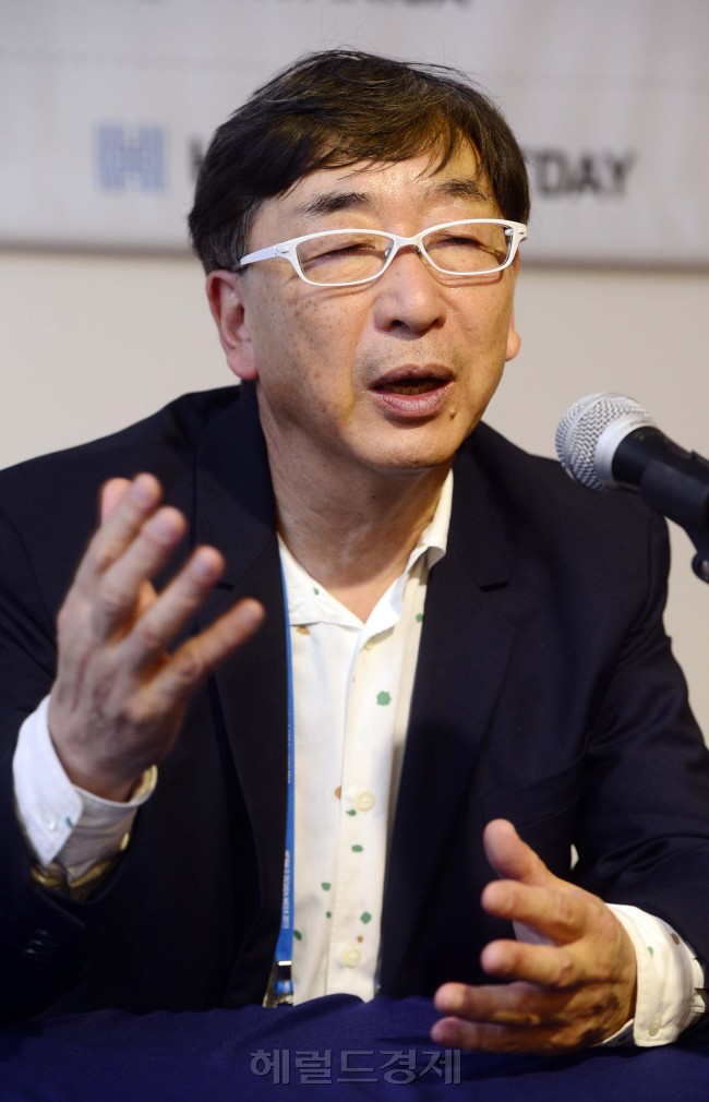 6일 한남동 블루스퀘어에서 '헤럴드60주년 특별강연 및 헤럴드디자인위크 2013'이 개최된 가운데 디자인의 사회적 책임을 주제로 강연을 마친 건축가 이토 도요가 기자회견을 하고 있다. 박해묵 기자/mook@heraldcorp.com
6일 한남동 블루스퀘어에서 '헤럴드60주년 특별강연 및 헤럴드디자인위크 2013'이 개최된 가운데 디자인의 사회적 책임을 주제로 강연을 마친 건축가 이토 도요가 기자회견을 하고 있다. 박해묵 기자/mook@heraldcorp.com
6일 한남동 블루스퀘어에서 '헤럴드60주년 특별강연 및 헤럴드디자인위크 2013'이 개최된 가운데 디자인의 사회적 책임을 주제로 강연을 마친 건축가 이토 도요가 기자회견을 하고 있다. 박해묵 기자/mook@heraldcorp.com