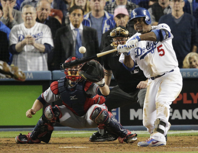 후안유리베(JuanUribe/야구선수/LA다저스내야수)
Los Angeles Dodgers' Juan Uribe hits a two-run home run as Atlanta Braves catcher Brian McCann and home plate umpire Bill Miller watch, during the eighth inning of Game 4 in the National League baseball division series Monday. (AP-Yonhap News)