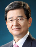 김선규(기업인/대한주택보증사장)
김선규 대한주택보증(이하 대주보) 사장은 8일 서울 여의도에서 가진 기자간담회에서 “부동산 시장 정상화와 서민 주거 안정을 위한 정부 정책에 발맞춰 최근 보증 신상품 6건을 출시했다”며 “신상품이 시장에 안착해 정부 정책 효과가 최대한 발휘되도록 주택 시장 지원자 역할을 강화할 것”이라고 밝혔다.