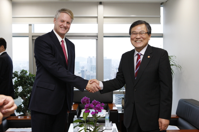 ICT Minister Choi Mun-kee (right) shakes hands with eBay CEO John Donahoe before a meeting in Seoul on Tuesday. ICT Ministry