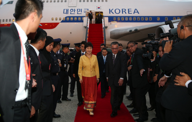 박근혜(대통령/대한민국대통령)
President Park Geun-hye arrives in Bandar Seri Begawan on Tuesday.   Yonhap News