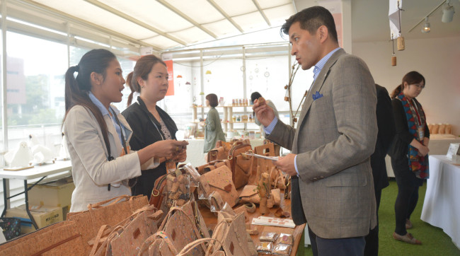 Herald Corp. chairman Hong Jung-wook looks at products showcased at the Herald Design Market. Kim Myung-sub/The Korea Herald
