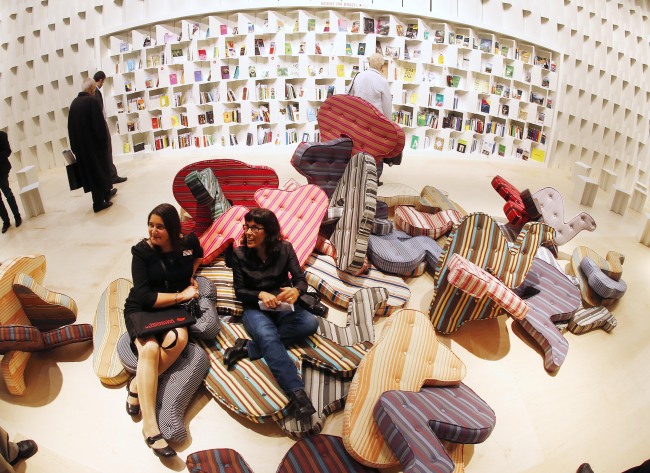 Visitors rest on body-shaped pillows in the Brazilian pavilion at the Book Fair in Frankfurt, Germany, Tuesday.   (AP-Yonhap News)