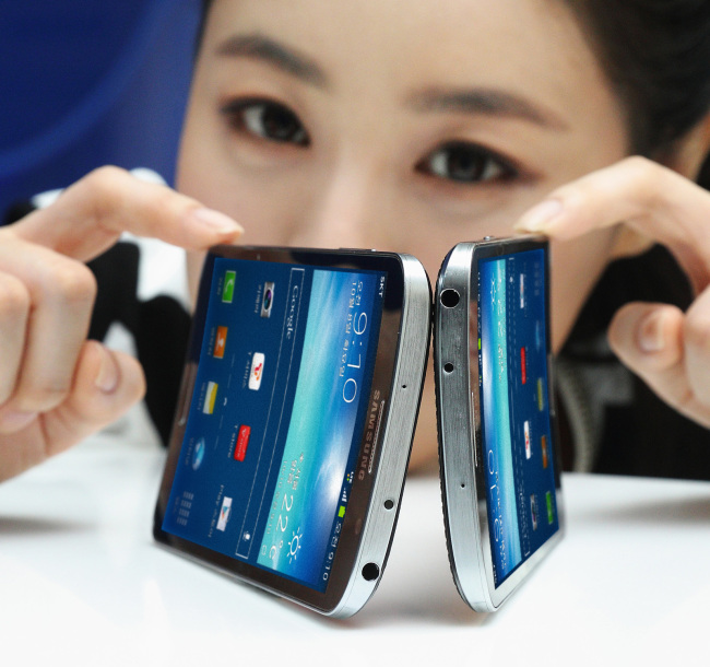 The Galaxy Round, the world’s first curved-display smartphone, from Samsung Electronics.   (SK Telecom)