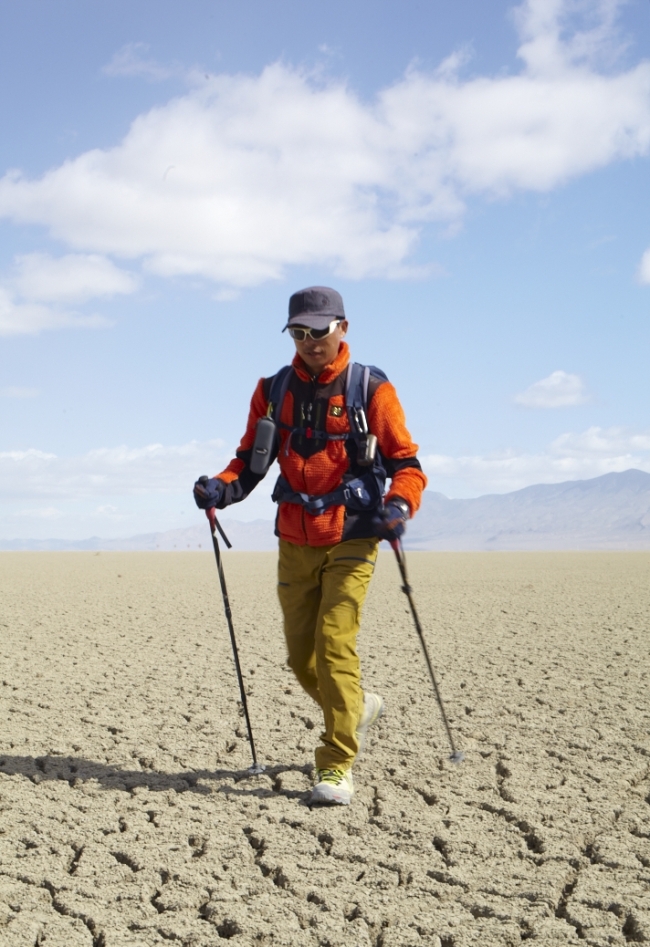 Nam Young-ho walks through North America’s Great Basin Desert. He crossed the desert on foot in 25 days.   Kolon Sports