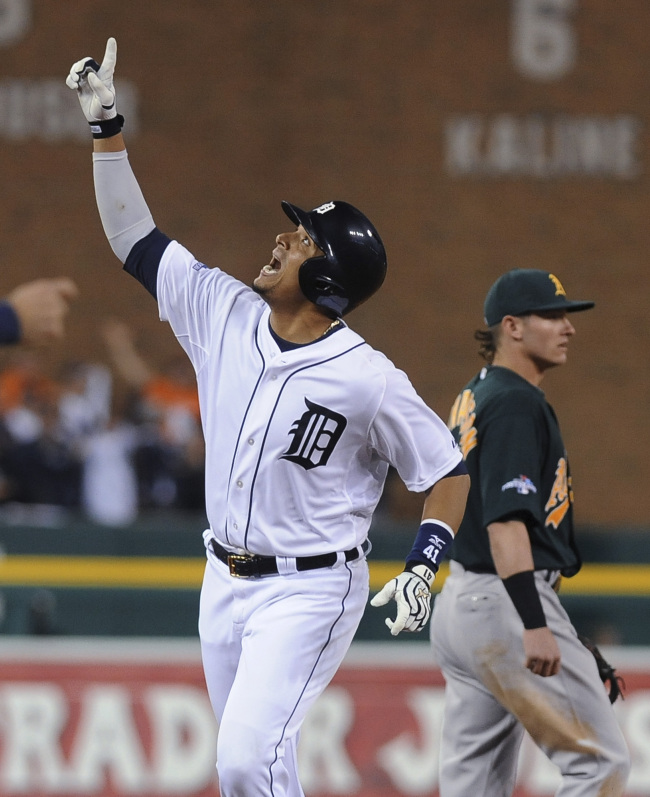 Detroit Tigers’ Victor Martinez looks skyward after hitting a solo home run on Tuesday.   (AP-Yonhap News)