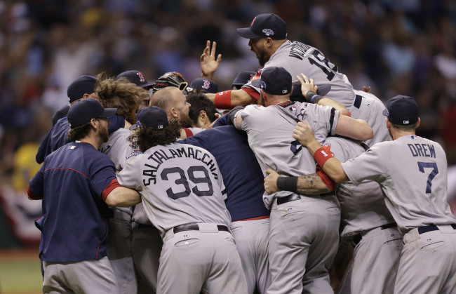 Boston Red Sox players celebrate on the field after defeating the Tampa Bay Rays in Game 4 of an American League baseball division series in St. Petersburg, Florida, Tuesday.    (AP-Yonhap News)