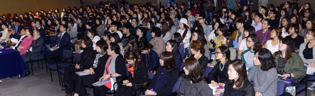 Some 500 people listen as Gary Card talks about his projects at the Herald Design Talk 2013.   Park Hae-mook/The Korea Herald