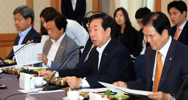 김성태(국회의원/정당인/환경노동위원회간사/새누리당서울시당위원장)
Rep. Kim Sung-tae (second from right) from the ruling Saenuri Party, speaks during a labor policy consultation between the Ministry of Employment and Labor and the party at the National Assembly on Monday.   (Yonhap News)