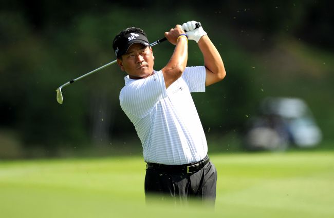 최경주(골퍼)
Choi Kyung-ju hits a shot during a practice round on Wednesday.   (AFP-Yonhap News)