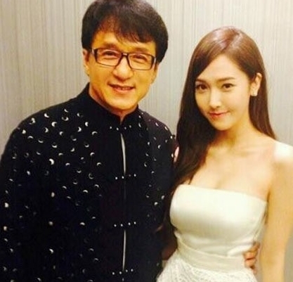 성룡(좌부터/청룽/JackieChan/영화배우/영화감독),제시카(정수연/가수/뮤지컬배우/소녀시대)
소녀시대 제시카가 세계적인 영화배우 청룽(성룡)과의 친분을 과시했다.