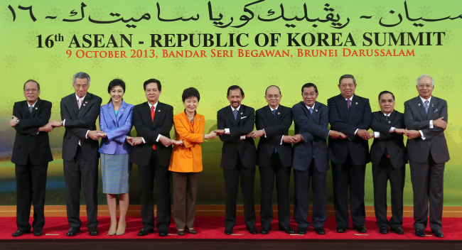 박근혜(대통령/대한민국대통령)
President Park Geun-hye and the leaders of the 10 member countries of the Association of Southeast Asian Nations pose for a group photo before their summit in Bandar Seri Begawan on Wednesday.   (Yonhap News)