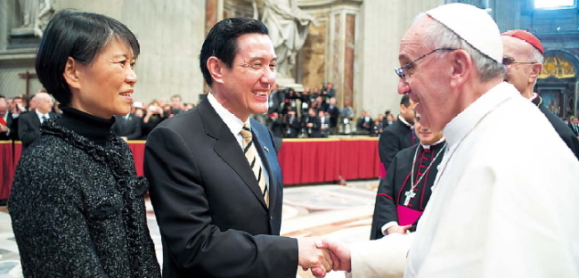 President Ma Ying-jeou (center) and first lady Chow Mei-ching meet Pope Francis after the inaugural mass for the new
pope at the Vatican in March this year. (Courtesy of Secretariat of State, Holy See)