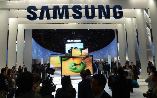 Consumers check products at Samsung booth at the 2013 International CES in this file. The Obama administration upheld a decision to ban some Samsung mobile technology products due to the company`s violation of patents owned by rival Apple. (AFP/Yonhap)