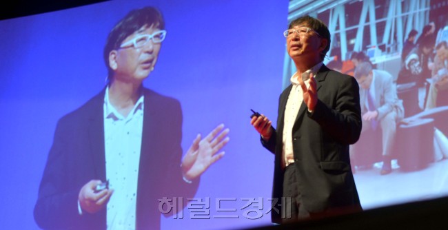 헤럴드디자인위크 2013 2일차인 8일 헤럴드디자인포럼이 블루스퀘어 삼성카드홀에서 열려 이토 도요 건축가가 디자인의 사회적 책임이라는 주제로 강연을 하고 있다.<br />김명섭 기자 msiron@heraldcorp.com
헤럴드디자인위크 2013 2일차인 8일 헤럴드디자인포럼이 블루스퀘어 삼성카드홀에서 열려 이토 도요 건축가가 디자인의 사회적 책임이라는 주제로 강연을 하고 있다.
김명섭 기자 msiron@heraldcorp.com
헤럴드디자인위크 2013 2일차인 8일 헤럴드디자인포럼이 블루스퀘어 삼성카드홀에서 열려 이토 도요 건축가가 디자인의 사회적 책임이라는 주제로 강연을 하고 있다.
김명섭 기자 msiron@heraldcorp.com
