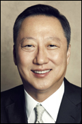 박용만(기업인/두산그룹회장)
10일부터 2박3일 일정의 대통령 인도네시아 국빈방문에 경제계를 대표해 사절단을 파견하는 대한상의가 업계의 주목을 받고 있다. 특히 박용만<사진> 상의 회장은 회장 취임 후 네 차례 순방에 동행했고, 베트남에 이어 이번 인도네시아 경제사절단 단장을 맡는 등 경제단체장으로서의 리더십 강화와 함께 맹활약이 예고된다.
