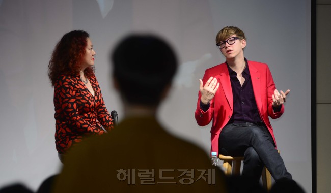 '헤럴드디자인토크2013'이 9일 오후 이화여대 국제교육관 LG컨벤션홀에서 열린 가운데 영국 디자이너 게리카드가 강연 후 질의응답 시간을 가지고 있다. 게리카드는 런던의 세트디자이너이자 일러스트레이터로 최근에는 인테리어와 패션 디자인까지 그 영역을 넓혀가고 있는 새로운 개념의 디자이너로 폭넓은 영역에 결처 활발하게 활동하고 있다.  박해묵 기자/mook@heraldcorp.com
'헤럴드디자인토크2013'이 9일 오후 이화여대 국제교육관 LG컨벤션홀에서 열린 가운데 영국 디자이너 게리카드가 강연 후 질의응답 시간을 가지고 있다. 게리카드는 런던의 세트디자이너이자 일러스트레이터로 최근에는 인테리어와 패션 디자인까지 그 영역을 넓혀가고 있는 새로운 개념의 디자이너로 폭넓은 영역에 결처 활발하게 활동하고 있다.  박해묵 기자/mook@heraldcorp.com
'헤럴드디자인토크2013'이 9일 오후 이화여대 국제교육관 LG컨벤션홀에서 열린 가운데 영국 디자이너 게리카드가 강연 후 질의응답 시간을 가지고 있다. 게리카드는 런던의 세트디자이너이자 일러스트레이터로 최근에는 인테리어와 패션 디자인까지 그 영역을 넓혀가고 있는 새로운 개념의 디자이너로 폭넓은 영역에 결처 활발하게 활동하고 있다.  박해묵 기자/mook@heraldcorp.com
