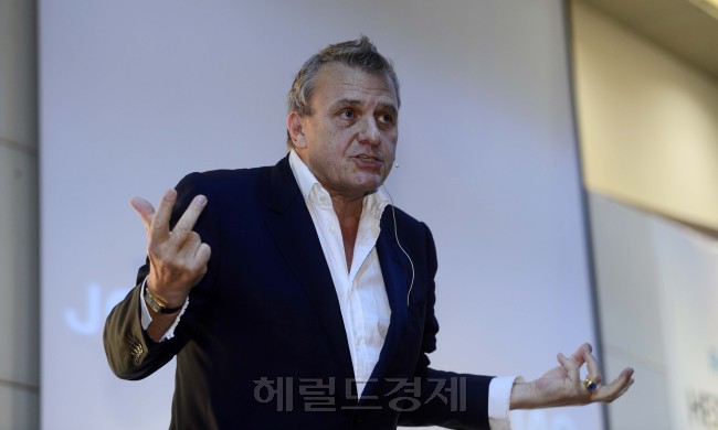 '헤럴드디자인토크2013'이 9일 오후 이화여대 국제교육관 LG컨벤션홀에서 열린 가운데 프랑스 디자이너 카스텔바작이 강연을 하고 있다. 카스텔바작은  프랑스의 국민 디자이너이자, 획일적인 패션이 아닌 예술과 문화와 소통하는 새로운 패션 철학의 완성을 꿈꾸는 걸로 유명하다. 박해묵 기자/mook@heraldcorp.com
'헤럴드디자인토크2013'이 9일 오후 이화여대 국제교육관 LG컨벤션홀에서 열린 가운데 프랑스 디자이너 카스텔바작이 강연을 하고 있다. 카스텔바작은  프랑스의 국민 디자이너이자, 획일적인 패션이 아닌 예술과 문화와 소통하는 새로운 패션 철학의 완성을 꿈꾸는 걸로 유명하다. 박해묵 기자/mook@heraldcorp.com
'헤럴드디자인토크2013'이 9일 오후 이화여대 국제교육관 LG컨벤션홀에서 열린 가운데 프랑스 디자이너 카스텔바작이 강연을 하고 있다. 카스텔바작은  프랑스의 국민 디자이너이자, 획일적인 패션이 아닌 예술과 문화와 소통하는 새로운 패션 철학의 완성을 꿈꾸는 걸로 유명하다. 박해묵 기자/mook@heraldcorp.com