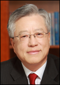 이석채(기업인/전행정공무원/KT대표이사회장)
KT<회장 이석채ㆍ사진>는 10일 광화문 KT 올레스퀘어에서 기자간담회를 열고 430억 원을 투자해 멘토링 프로젝트 ‘드림스쿨’을 운영하겠다고 밝혔다.