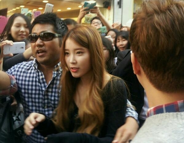 아이유(이지은/가수)
9일 온라인 게시판에는 “명동 아이유 게릴라 데이트 목격담”이라는 내용의 글과 사진들이 누리꾼들의 이목을 끌고 있다. 이날 아이유는 서울 명동에서 KBS2 ‘연예가 중계’ 게릴라 데이트를 촬영한 가운데 촬영 모습이 시민들의 카메라를 통해 공개됐다.