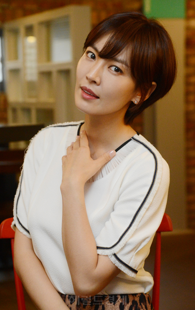 김소연(탤런트/영화배우)
벌써 20년이다. 청소년드라마 ‘공룡선생(1994)’에 출연한 성숙한 여중생은 어느새 ‘데뷔 20년’을 적어두는 배우가 됐다. 라이징 스타로 승승장구하던 시절을 지나니 공백기도 길었다.