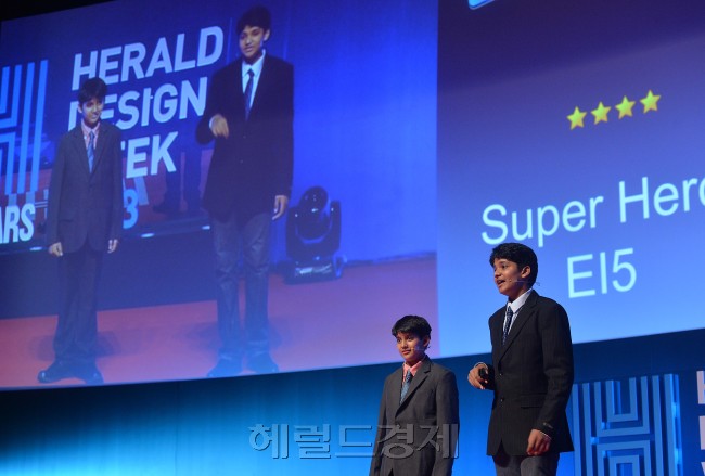 헤럴드디자인위크 2013 이틀째인 8일 오후  블루스퀘어 삼성카드홀에서 열린 헤럴드디자인포럼에서 세계최연소 CEO형제 쉬라반 쿠바란, 산제이 쿠바란 형제가 강연을 하고 있다.<br />이상섭 기자. babtong@heraldcorp.com 2013.10.08
헤럴드디자인위크 2013 이틀째인 8일 오후  블루스퀘어 삼성카드홀에서 열린 헤럴드디자인포럼에서 세계최연소 CEO형제 쉬라반 쿠바란, 산제이 쿠바란 형제가 강연을 하고 있다.
이상섭 기자. babtong@heraldcorp.com 2013.10.08
헤럴드디자인위크 2013 이틀째인 8일 오후  블루스퀘어 삼성카드홀에서 열린 헤럴드디자인포럼에서 세계최연소 CEO형제 쉬라반 쿠바란, 산제이 쿠바란 형제가 강연을 하고 있다.
이상섭 기자. babtong@heraldcorp.com 2013.10.08
헤럴드디자인위크2013 이틀째 행사로 지난 8일 서울 한남동 블루스퀘어 삼성카드홀에서 열린 헤럴드디자인포럼에서 세계 최연소 CEO 형제(13살, 12살)인 쿠마란 형제가 스페셜 강연을 하고 있다. 이들 형제는 강연 후 기자와 만나 “더 좋은 세상을 디자인하는 CEO가 되고 싶다”고 했다.  이상섭 기자/babtong@heraldcorp.com