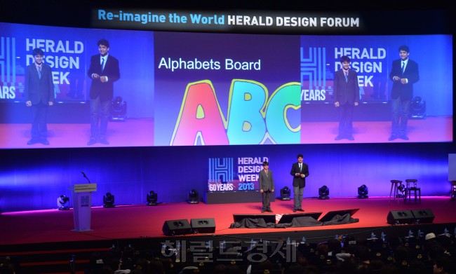 헤럴드디자인위크 2013 이틀째인 8일 오후  블루스퀘어 삼성카드홀에서 열린 헤럴드디자인포럼에서 세계최연소 CEO형제 쉬라반 쿠바란, 산제이 쿠바란 형제가 강연을 하고 있다.<br />이상섭 기자. babtong@heraldcorp.com 2013.10.08
헤럴드디자인위크 2013 이틀째인 8일 오후  블루스퀘어 삼성카드홀에서 열린 헤럴드디자인포럼에서 세계최연소 CEO형제 쉬라반 쿠바란, 산제이 쿠바란 형제가 강연을 하고 있다.
이상섭 기자. babtong@heraldcorp.com 2013.10.08
헤럴드디자인위크 2013 이틀째인 8일 오후  블루스퀘어 삼성카드홀에서 열린 헤럴드디자인포럼에서 세계최연소 CEO형제 쉬라반 쿠바란, 산제이 쿠바란 형제가 강연을 하고 있다.
이상섭 기자. babtong@heraldcorp.com 2013.10.08