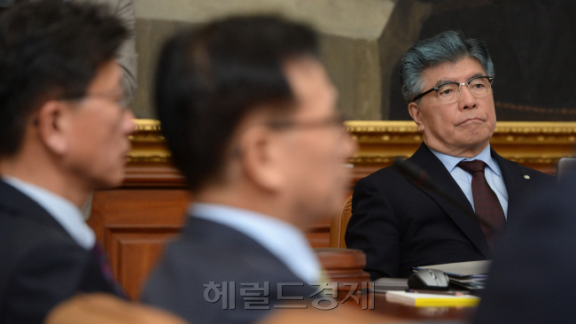 김중수 한국은행 총재가 10일 오전 서울 중구 남대문로3가 한국은행에서 열린 '2013년 10월 통화정책방향 관련 금융통화위원회'에서 회의를 주재하고 있다.<br />박해묵 기자/mook@heraldcorp.com 131010
기준금리 또 동결…5개월째 年2.5%