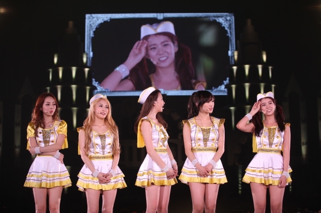 구하라(좌부터/가수/탤런트/카라),박규리(가수/카라),강지영(가수/카라),한승연(가수/탤런트/카라),니콜(정용주/가수/카라)
걸그룹 카라의 앞날에 큰 변수가 생겼다. 박규리, 한승연, 구하라 3인만 2년 재계약을 완료했기 때문이다. 내년 1월 계약이 종료되는 다른 멤버들과 달리 내년 4월에 계약이 끝나는 강지영은 유학 등 진로에 대해 생각할 시간을 갖기위해 계약을 유보한 상태라 쳐도, 니콜은 재계약을 할 뜻이 없음을 소속사인 DSP미디어에 밝혔다.