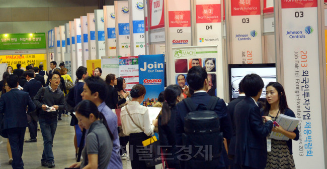 2013외국인투자기업채용박람회가 10일 오전 서울 삼성동 코엑스에서 개막돼 구직자들이 채용정보관을 둘러보고 있다.<br />김명섭 기자 msiron@heraldcorp.com
2013외국인투자기업채용박람회가 10일 오전 서울 삼성동 코엑스에서 개막돼 구직자들이 채용정보관을 둘러보고 있다.
김명섭 기자 msiron@heraldcorp.com
외국인 투자기업 채용박람회