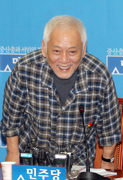 김한길(국회의원/민주당당대표)
사실상 장외투쟁을 중단하고 원내로 복귀한 김한길 민주당 대표가 10일 오전 서울 여의도 국회에서 열린 ‘24시 비상국회 운영본부회의'에 참석해 밝게 웃고 있다.
