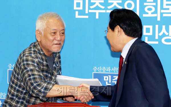 김한길(좌부터/국회의원/민주당당대표),전병헌(국회의원/정당인/민주당원내대표)
사실상 장외투쟁을 중단하고 원내로 복귀한 김한길 민주당 대표가 10일 오전 서울 여의도 국회에서 열린 ‘24시 비상국회 운영본부회의'에 참석해 전병헌 원내대표와 악수를 하고 있다.
