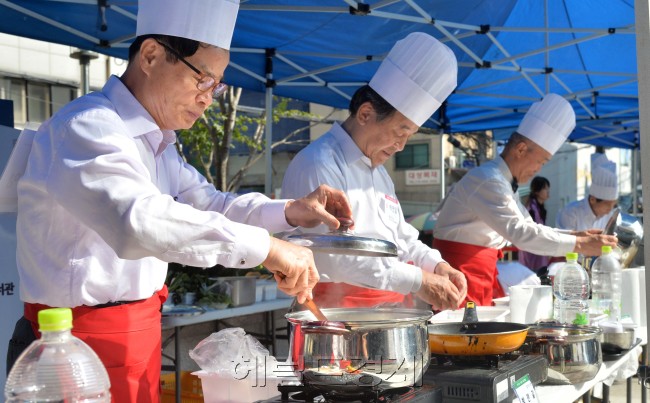 10일 오전 서울시 마포구 노고산동에 위치한 우리마포복지관 광장에서 60세 이상 은퇴한 남성 15명이 참가한 가운데 혼자서도 쉽게 가정에서 만들어 먹을수 있는 삼식이(三食이) 요리대회가 열렸다.<br />이상섭 기자. babtong@heraldcorp.com 2013.10.10
10일 오전 서울시 마포구 노고산동에 위치한 우리마포복지관 광장에서 60세 이상 은퇴한 남성 15명이 참가한 가운데 혼자서도 쉽게 가정에서 만들어 먹을수 있는 삼식이(三食이) 요리대회가 열렸다.
이상섭 기자. babtong@heraldcorp.com 2013.10.10