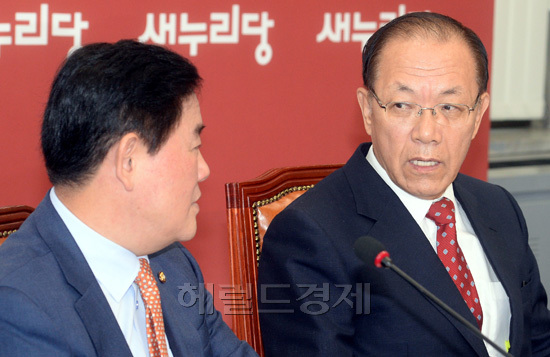 최경환(좌부터/국회의원/전정무직공무원/새누리당원내대표/한국여자농구연맹총재),황우여(국회의원/새누리당대표최고위원)
10일 오전 서울 여의도 국회에서 열린 새누리당 최고위원회의에서 황우여(오른쪽) 대표가 최경환 원내대표와 이야기를 나누고 있다. 이날 황우여 대표는 모두발언에서 김정은의 무력통일 발언에 맞서 안보를 강화해야 한다고 역설 하였다.
