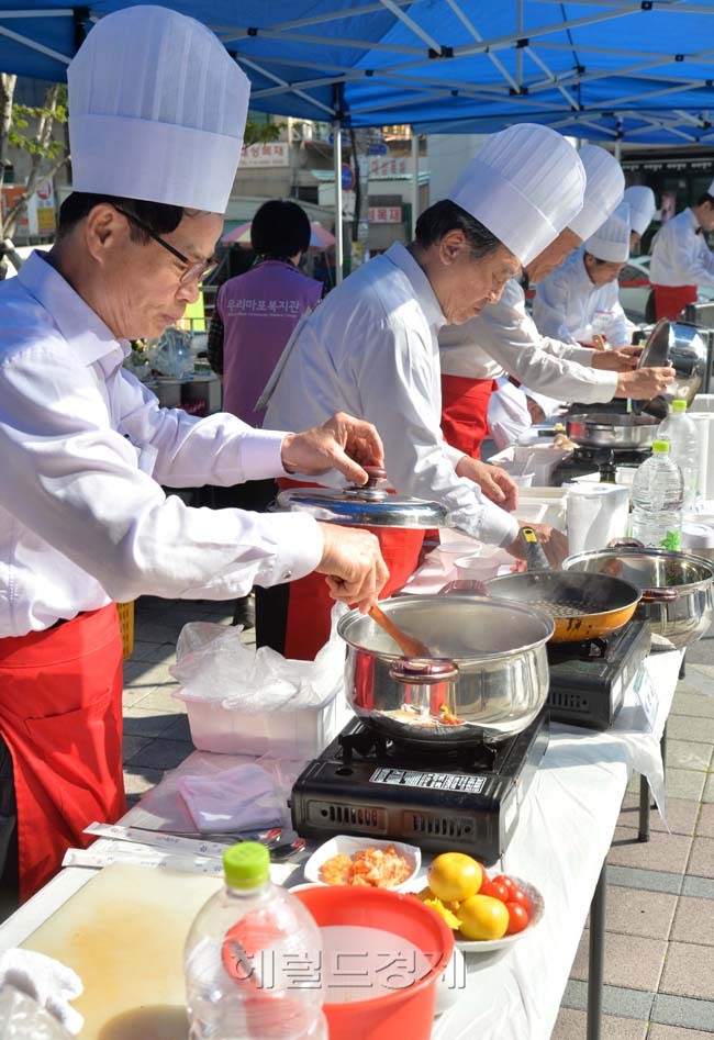 10일 오전 서울시 노고산동에 위치한 우리마포복지관 광장에서 60세 이상 은퇴한 남성 15명이 참가한 가운데 혼자서도 쉽게 가정에서 만들어 먹을 수 있는 ‘삼식이(三食이) 요리대회’가 열렸다. 삼식이는 은퇴한 뒤 집에서 하루 세끼를 꼬박꼬박 먹는 남성을 빗댄 말이다.