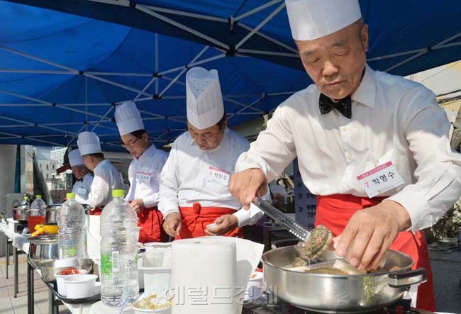 10일 오전 서울시 노고산동에 위치한 우리마포복지관 광장에서 60세 이상 은퇴한 남성 15명이 참가한 가운데 혼자서도 쉽게 가정에서 만들어 먹을 수 있는 ‘삼식이(三食이) 요리대회’가 열렸다. 삼식이는 은퇴한 뒤 집에서 하루 세끼를 꼬박꼬박 먹는 남성을 빗댄 말이다.
