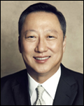 박용만(기업인/두산그룹회장)
10일부터 2박3일 일정의 대통령 인도네시아 국빈방문에 경제계를 대표해 사절단을 파견하는 대한상의가 업계의 주목을 받고 있다. 특히 박용만<사진> 상의 회장은 회장 취임 후 네 차례 순방에 동행했고, 베트남에 이어 이번 인도네시아 경제사절단 단장을 맡는 등 경제단체장으로서의 리더십 강화와 함께 맹활약이 예고된다.