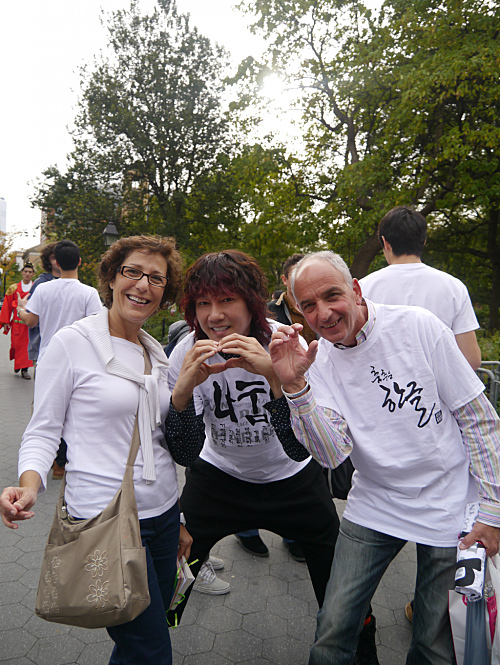 Singer Kim Jang-hoon (center) poses with people in T-shirts that he gave out in New York, Wednesday.   Kim Jang-hoon’s me2day blog